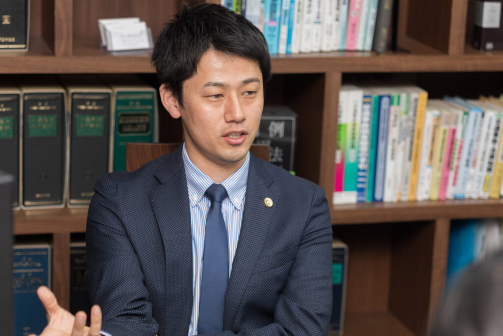 労災保険給付と損害賠償責任の間では一定の調整が行われる