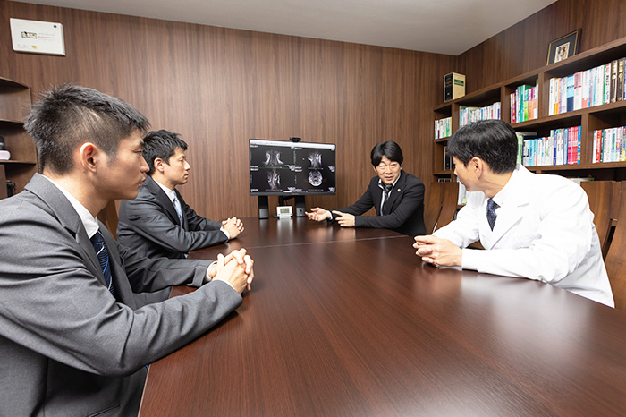 医師と連携していない法律事務所だと、なかなかそうはいきませんか?